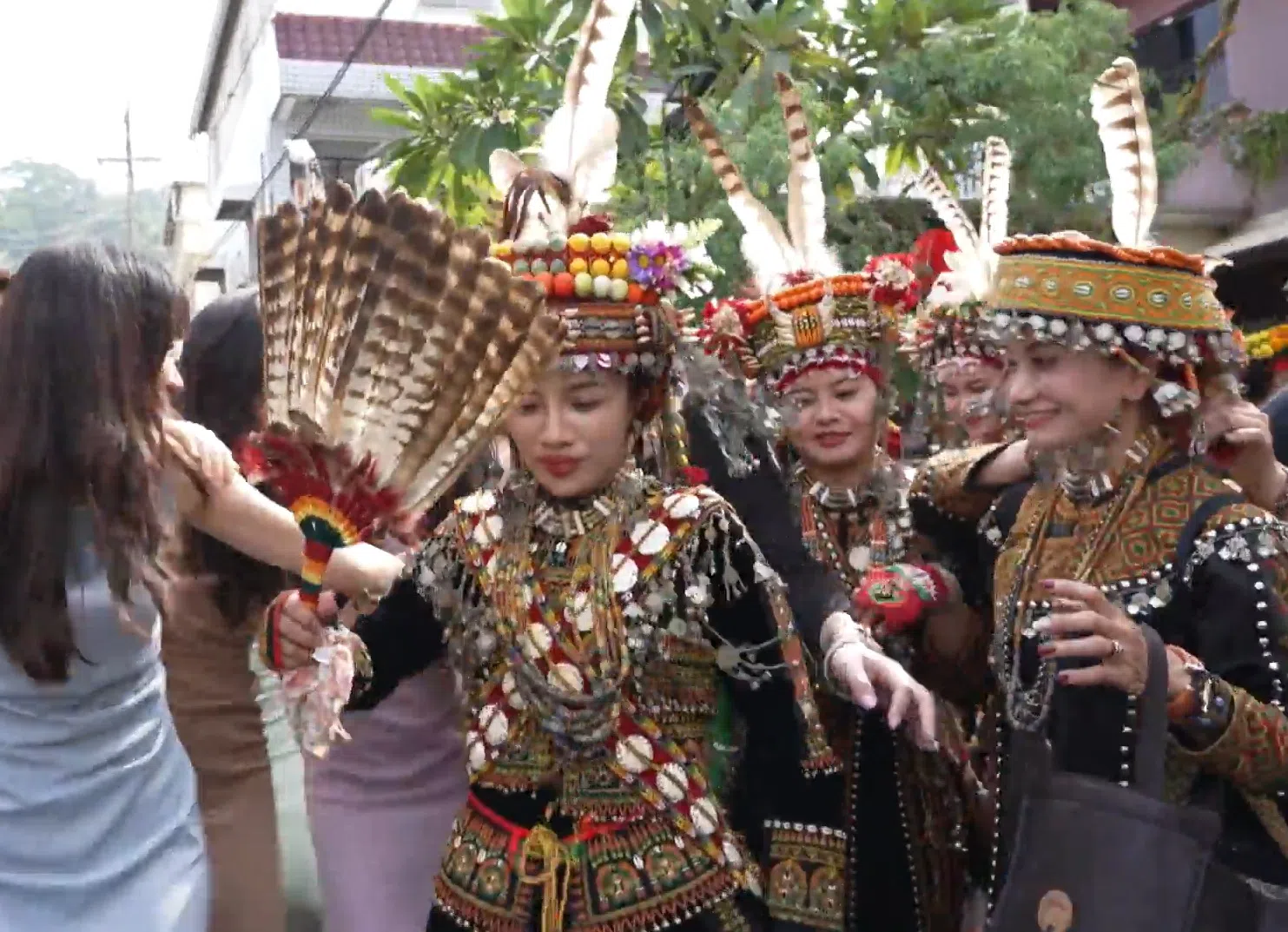 节目中台湾排湾族新娘高钰庭（左二）在婚礼中“逃跑”。（视频截图）