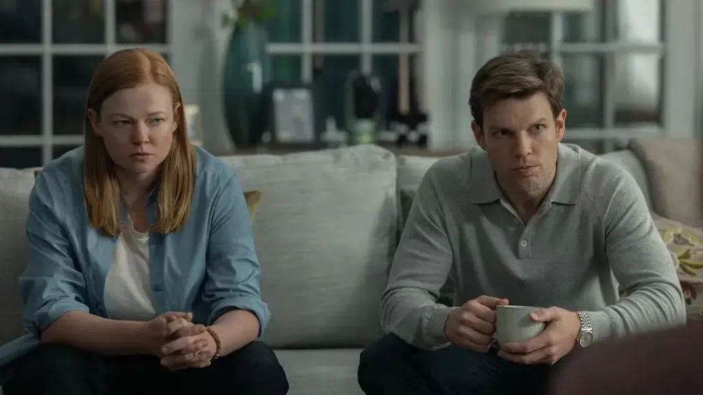 剧中，Sarah Snook（左）与丈夫Jake Lacy一起面对爱子的神秘失踪。（互联网）