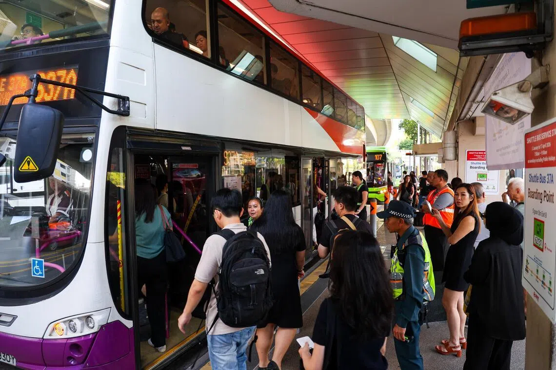 陆交局在平日早晚尖峰时段，各安排44辆接驳巴士。实龙岗地铁转换站附近的巴士站是接驳点之一；37A号在上午7时至9时，从实龙岗站开往大成、麦波申和巴耶利峇站。（林明顺摄）