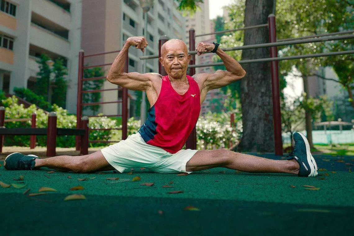 在新加坡社区运动角落健身的老人，让主持人留下深刻印象。（Netflix提供）