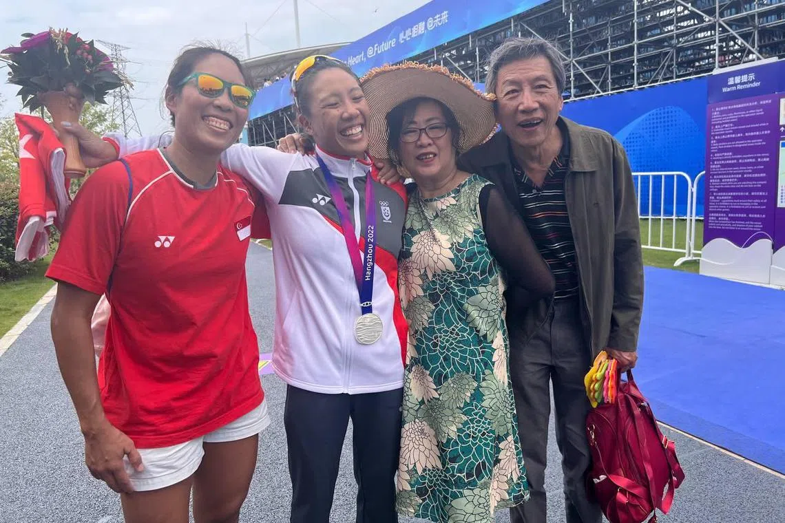 陈洁娴（左二）在去年亚运会夺得银牌后，与父母和大姐合照。（陈洁娴提供）