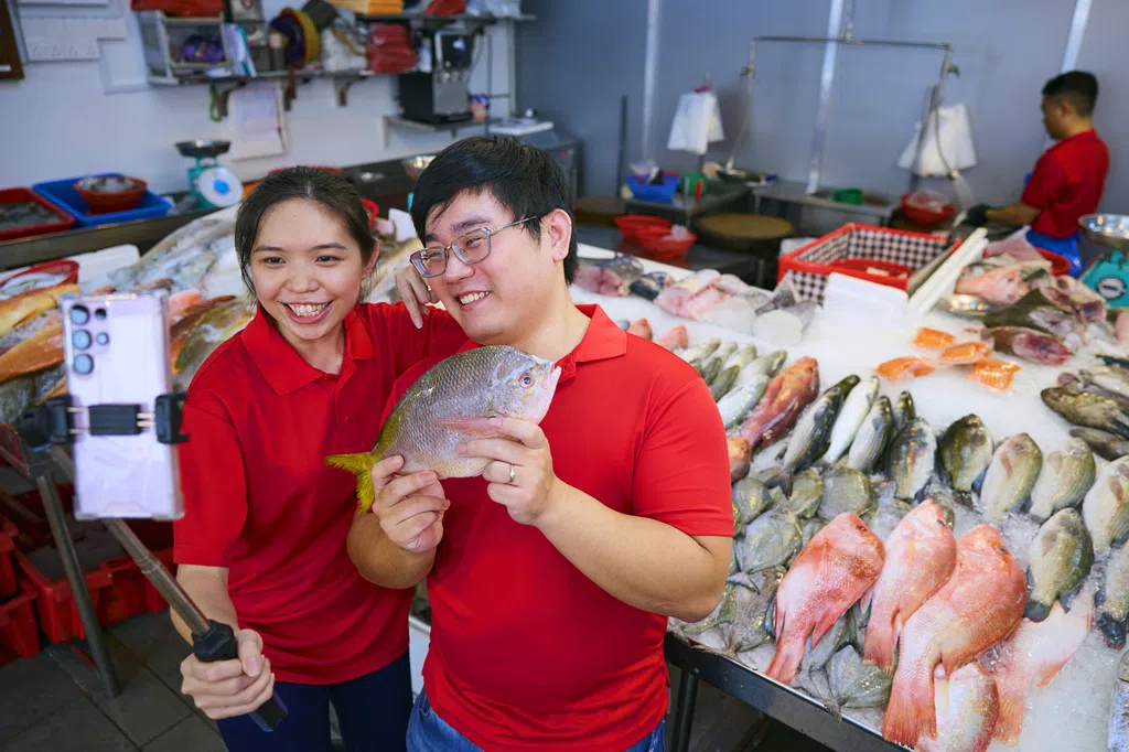 追逐两代人的梦想：邻里鱼贩转型 放眼海外