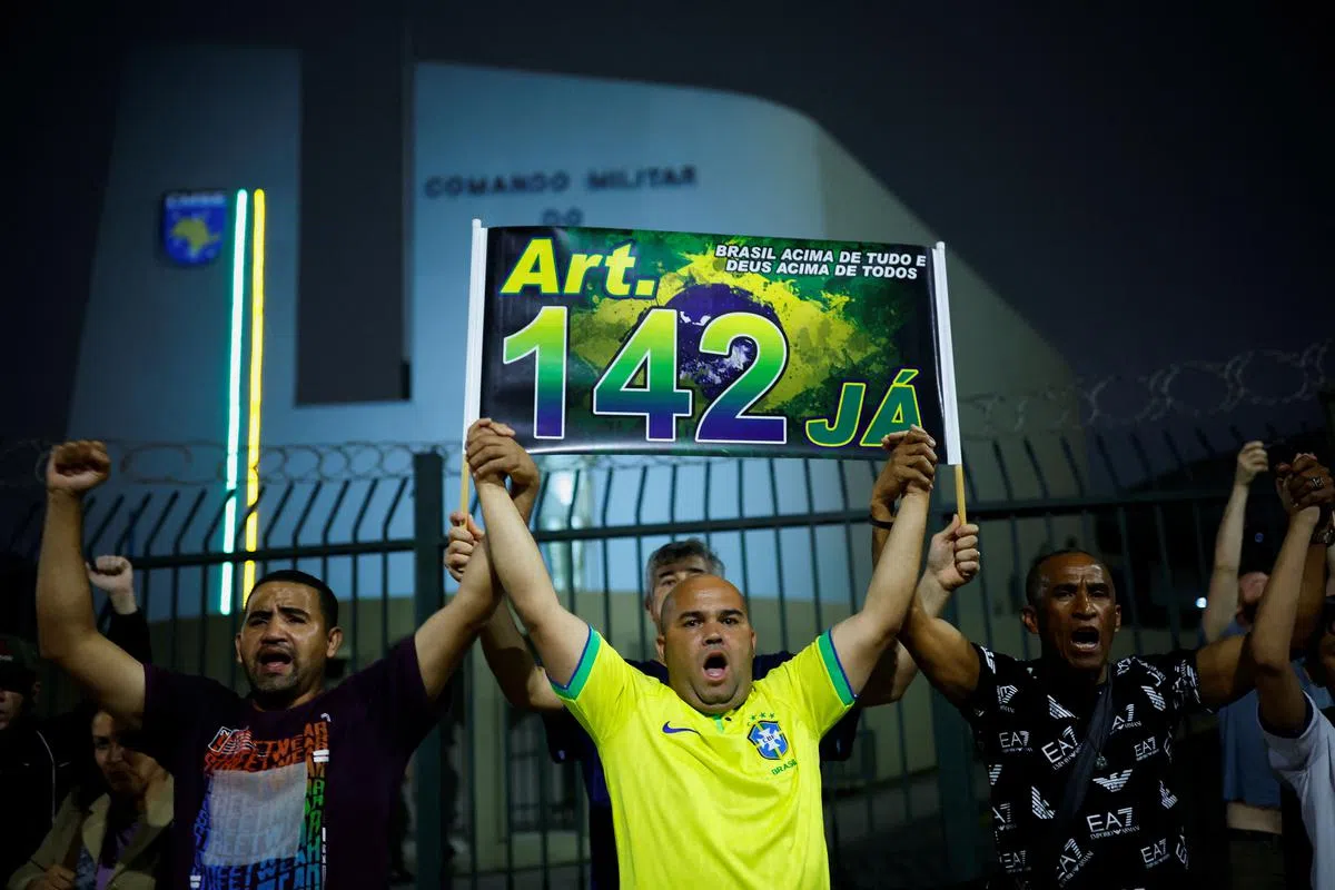 民粹主义、贸易保护主义、反全球化主义等不断滋长，会导致全球社会撕裂和分化。10月31日，巴西右翼总统博尔索纳在总统第二轮选举中失利，支持者上街呼吁进行军事干预。（路透社）