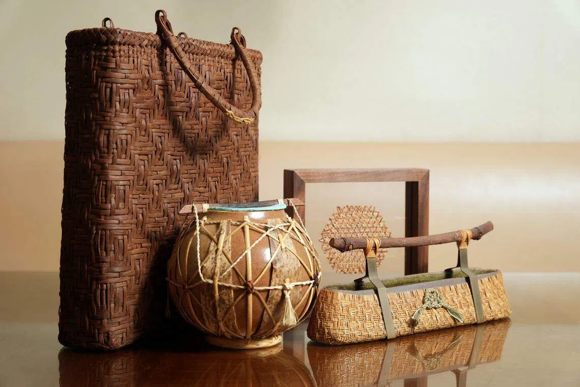 黄思颖的作品包括结合不同原材料的创作，也有集结她拜师学艺与从网上视频自学的成果。（谢智扬摄）