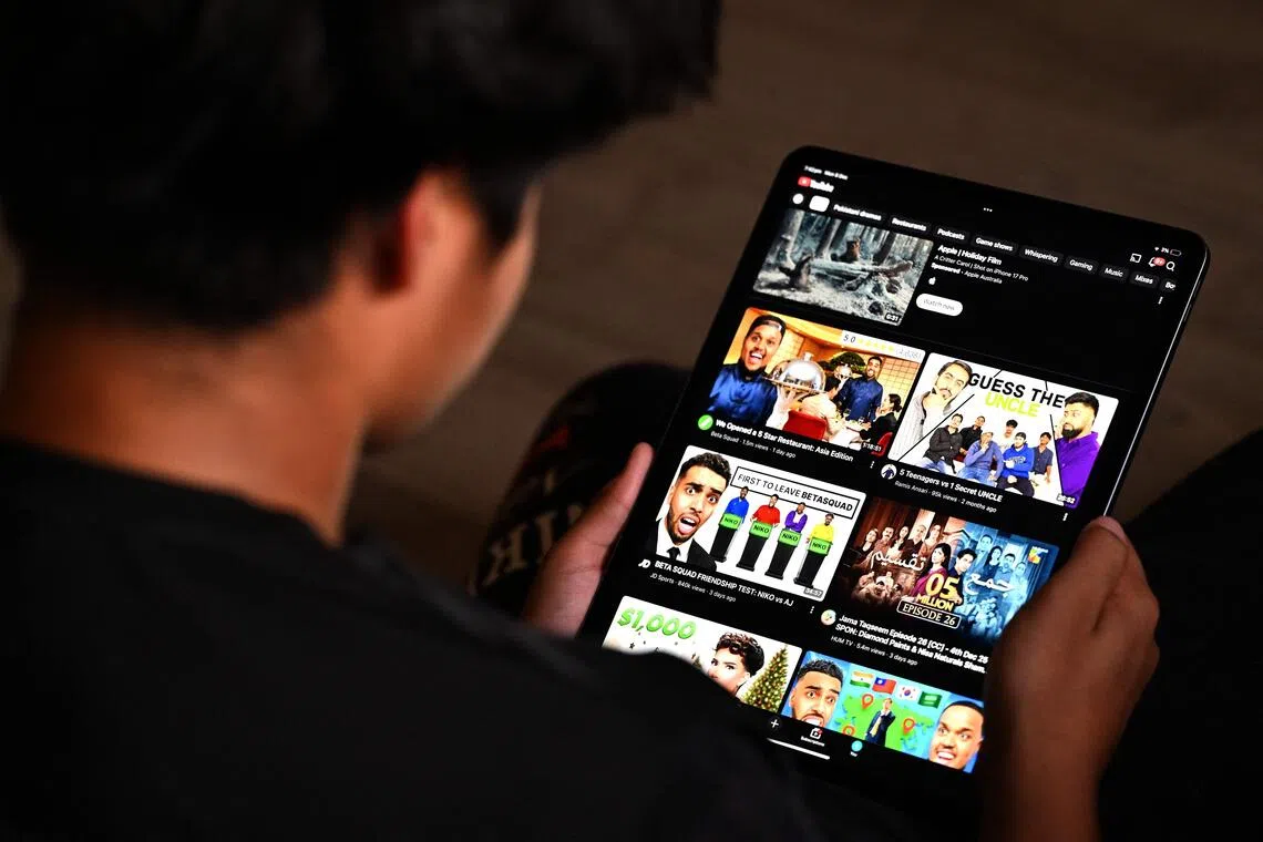 澳洲悉尼一名13岁男孩在家中用平板电脑浏览社交媒体。（法新社）