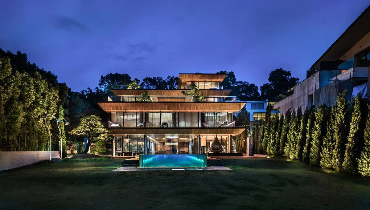 林家豪宅新建筑有个35米长，由屋内延伸到户外的咸水泳池。（Edward Hendricks摄）