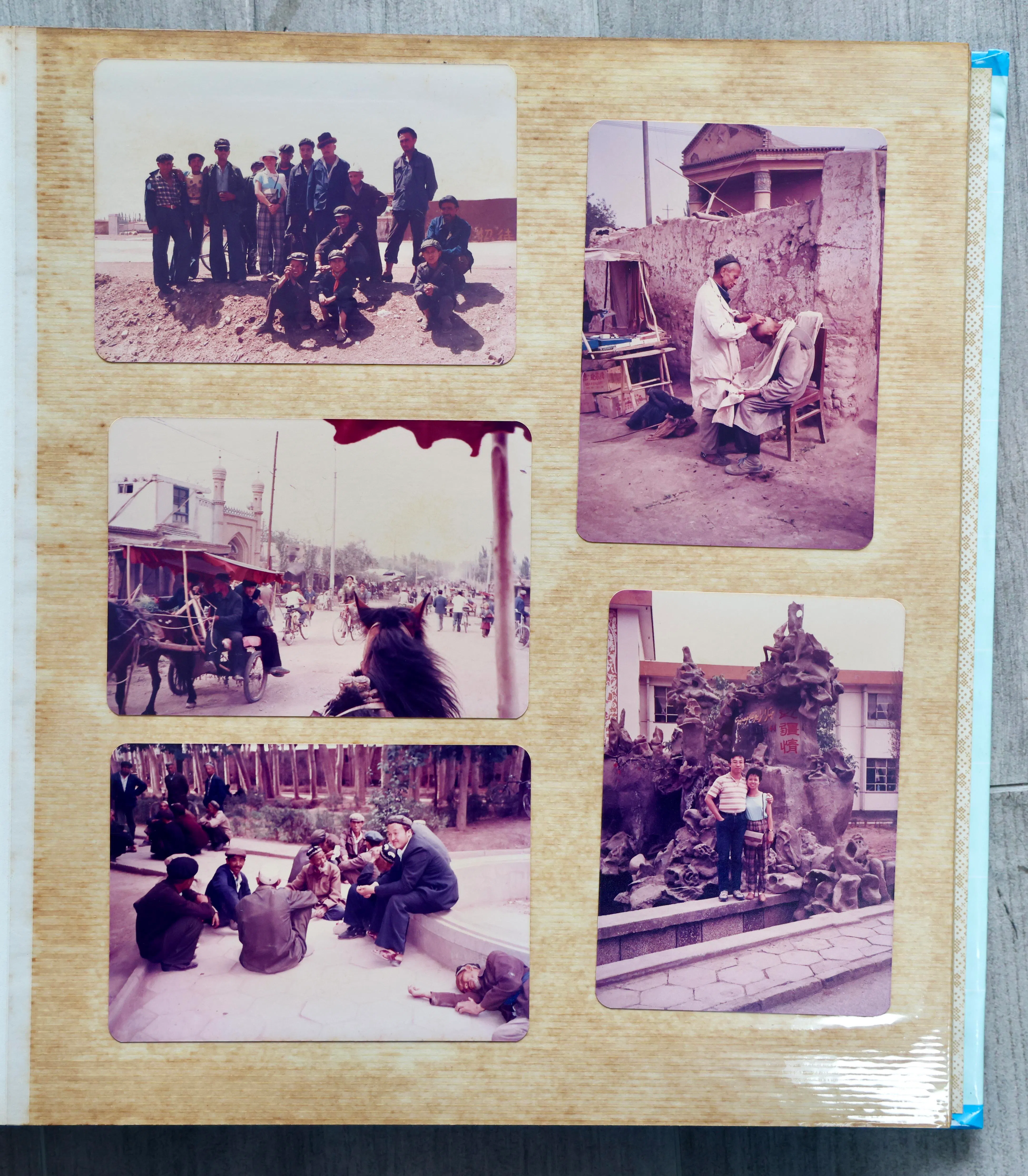 麦椿荣1980年代到新疆库尔勒公干，期间和妻子曾兰英（右下角）寻幽探秘，成为那个年代罕见有机会游览新疆的外国人。（陈斌勤摄）