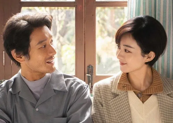 黄晓明（左）饰演的书记郑德诚，和赵丽颖（右）饰演的镇长李秋萍性格迥异，处事方式大不同。（互联网）