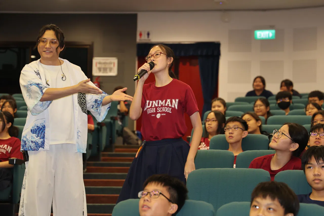 勇气可嘉的德明政府中学学生接过麦克风演唱家喻户晓的《细水长流》。（邬福梁摄）