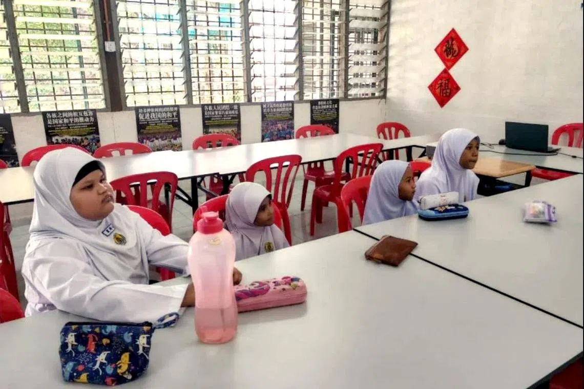 彭亨州淡马鲁双溪加旺华小星期一（2月17日）开学时，全校只有五名马来族学生而没有华族学生。其中一名学生生病请假，因此开学日的学生剩下四名。（双溪加旺华小提供）