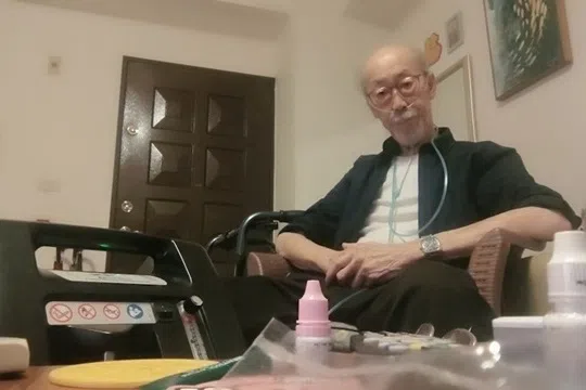 冯淬帆今年5月因肺炎引发气喘，他出院后在社媒报平安。（互联网）