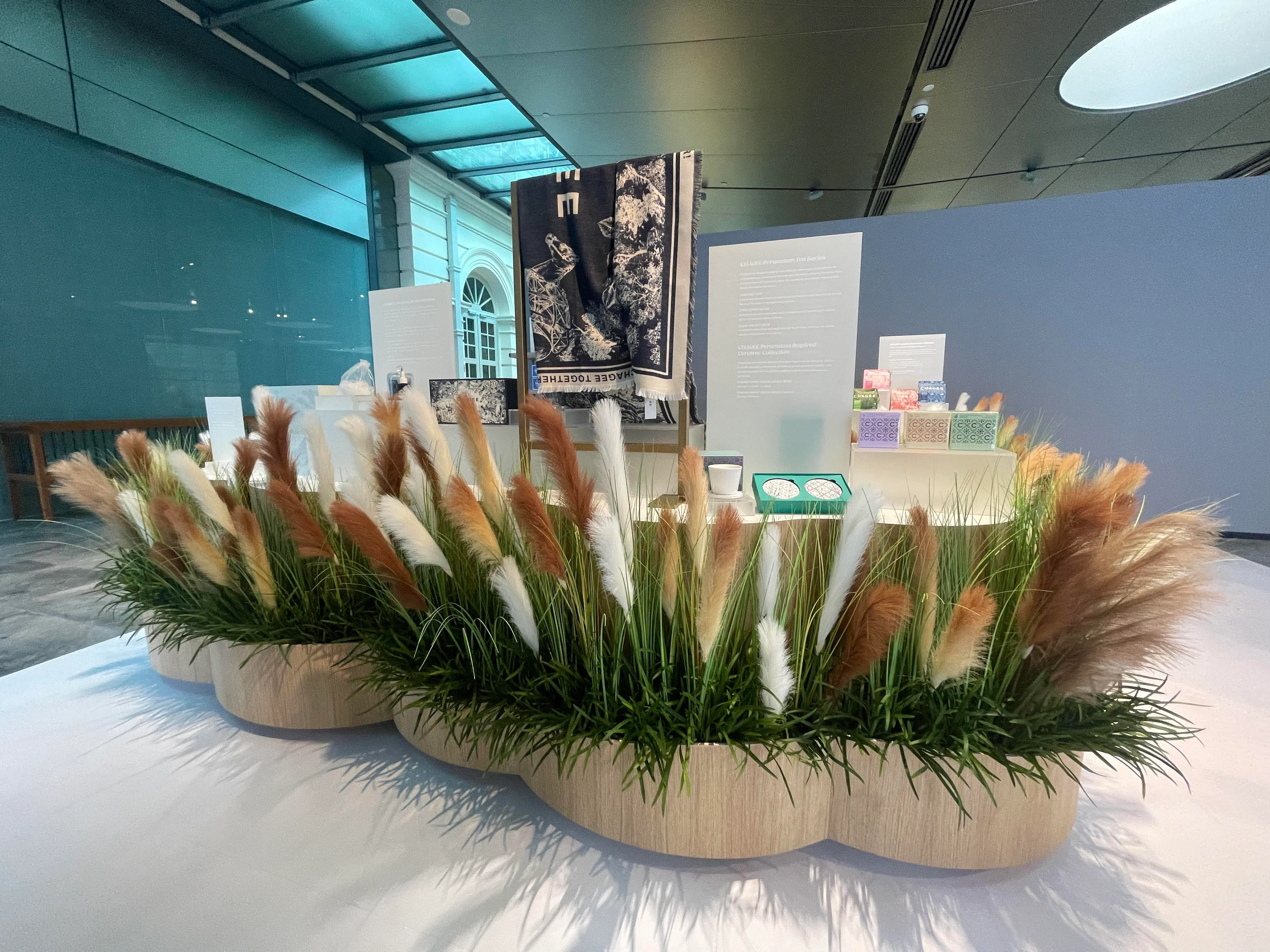 茶姬与ACM合作推出的文创品与特别口味茶叶，在ACM一楼展出，五官飨宴展则在二楼。（林方伟摄）