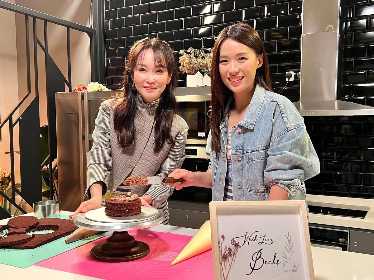 节目的首集嘉宾是范文芳（左）。（新传媒提供）