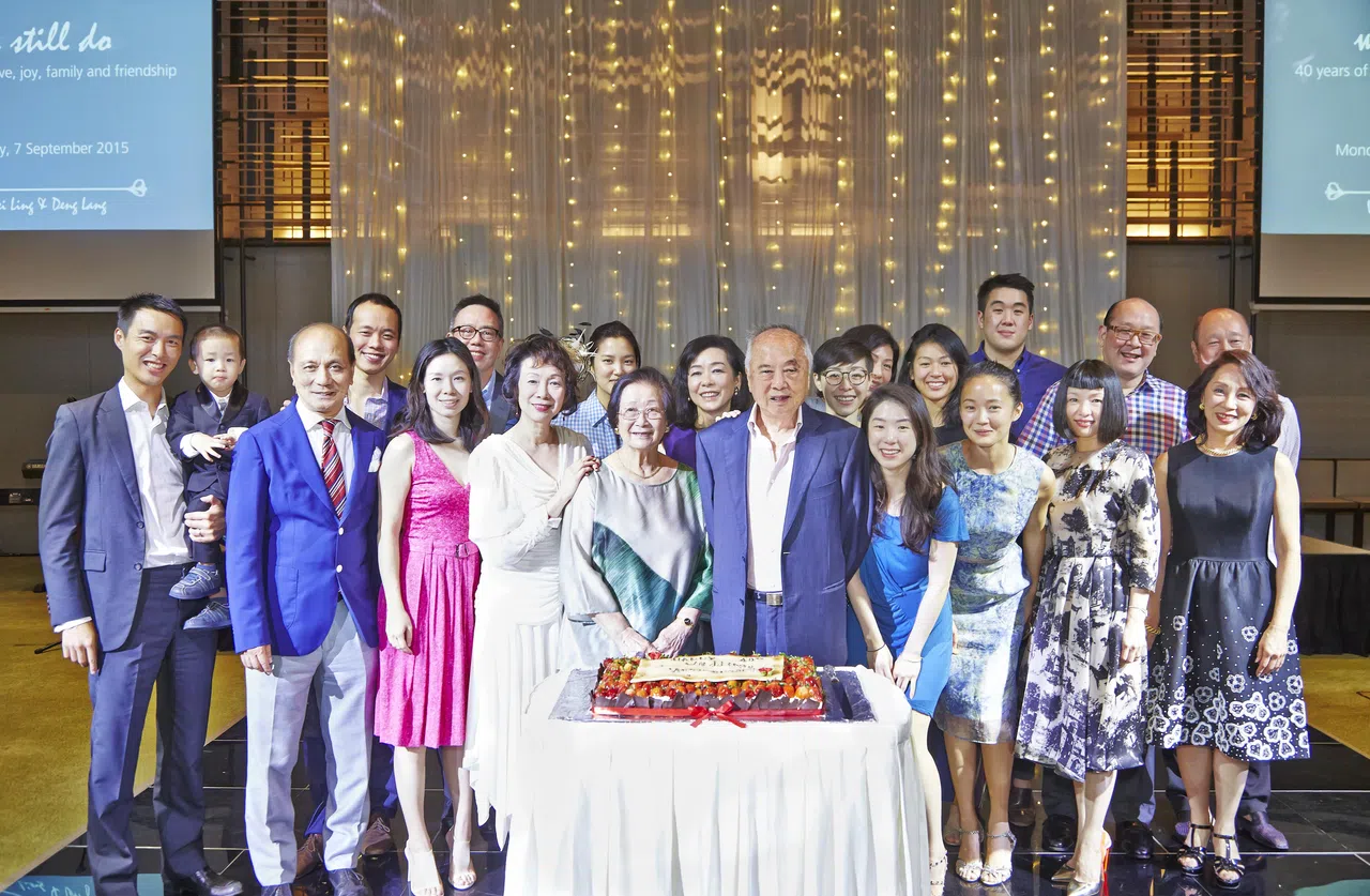 黄祖耀（前排中间）与夫人庄榕英（前排左四）育有三子两女，儿女都朝不同方向发展，在不同领域施展拳脚。图为黄祖耀一家四代成员欢聚一堂大合照。（黄玮玲提供）