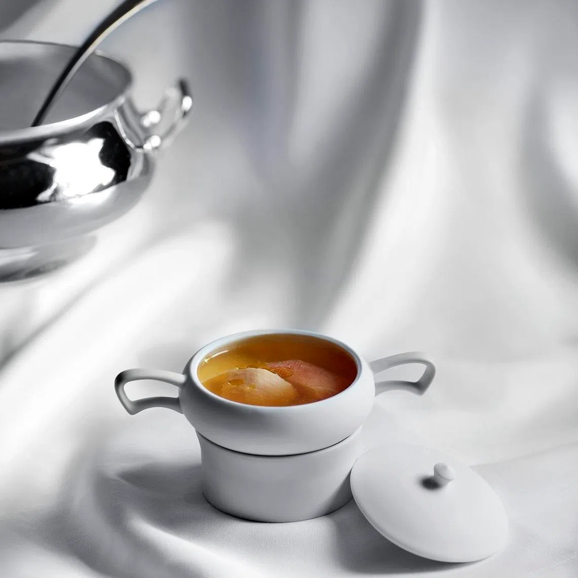 百年前受到欧洲贵族喜爱的鳖汤，在江振诚诠释下，完全不用鳖，而是由海参、鸡翅等熬煮出美味。（餐馆提供）