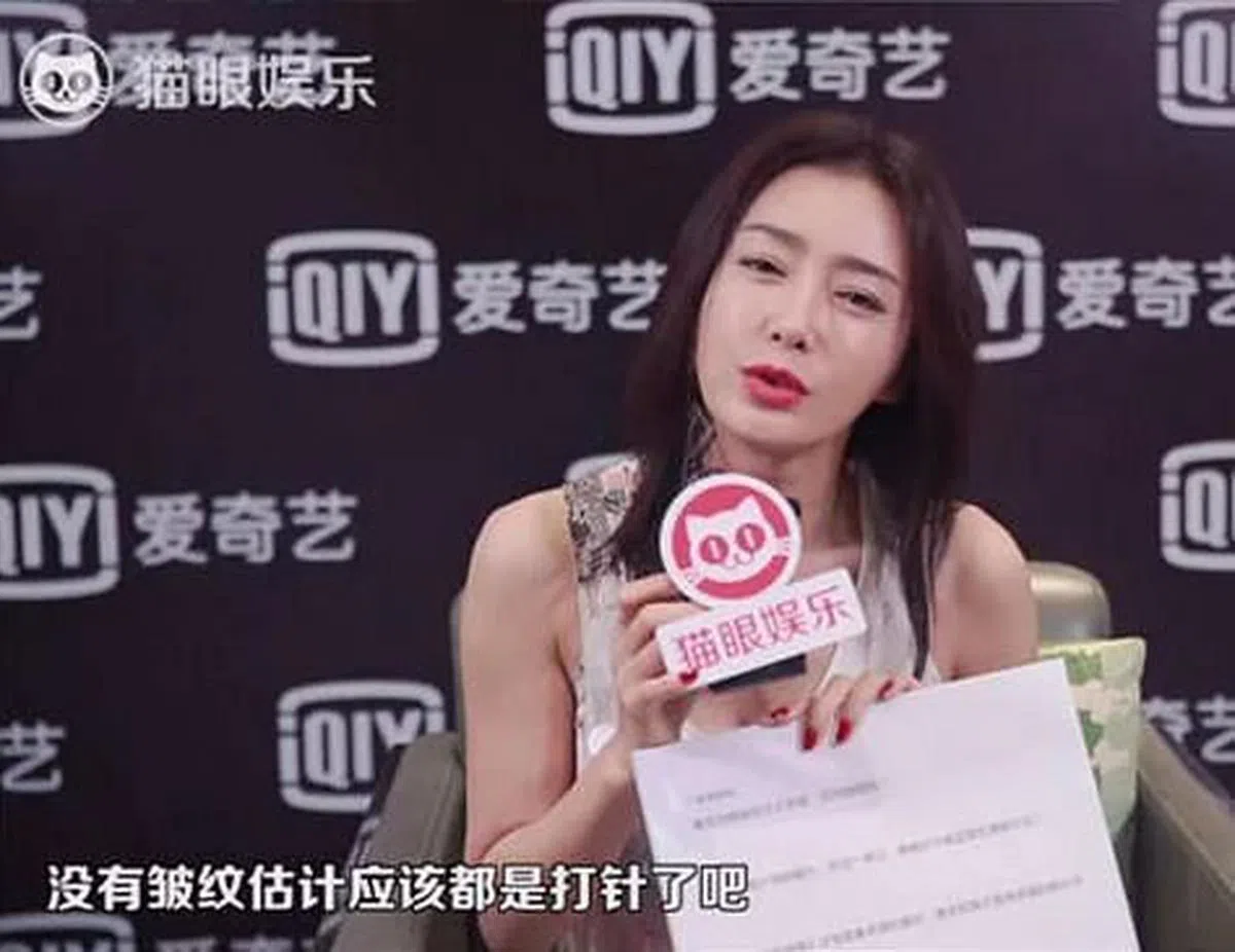 秦岚在直播间被网民质疑动脸。（视频截图）