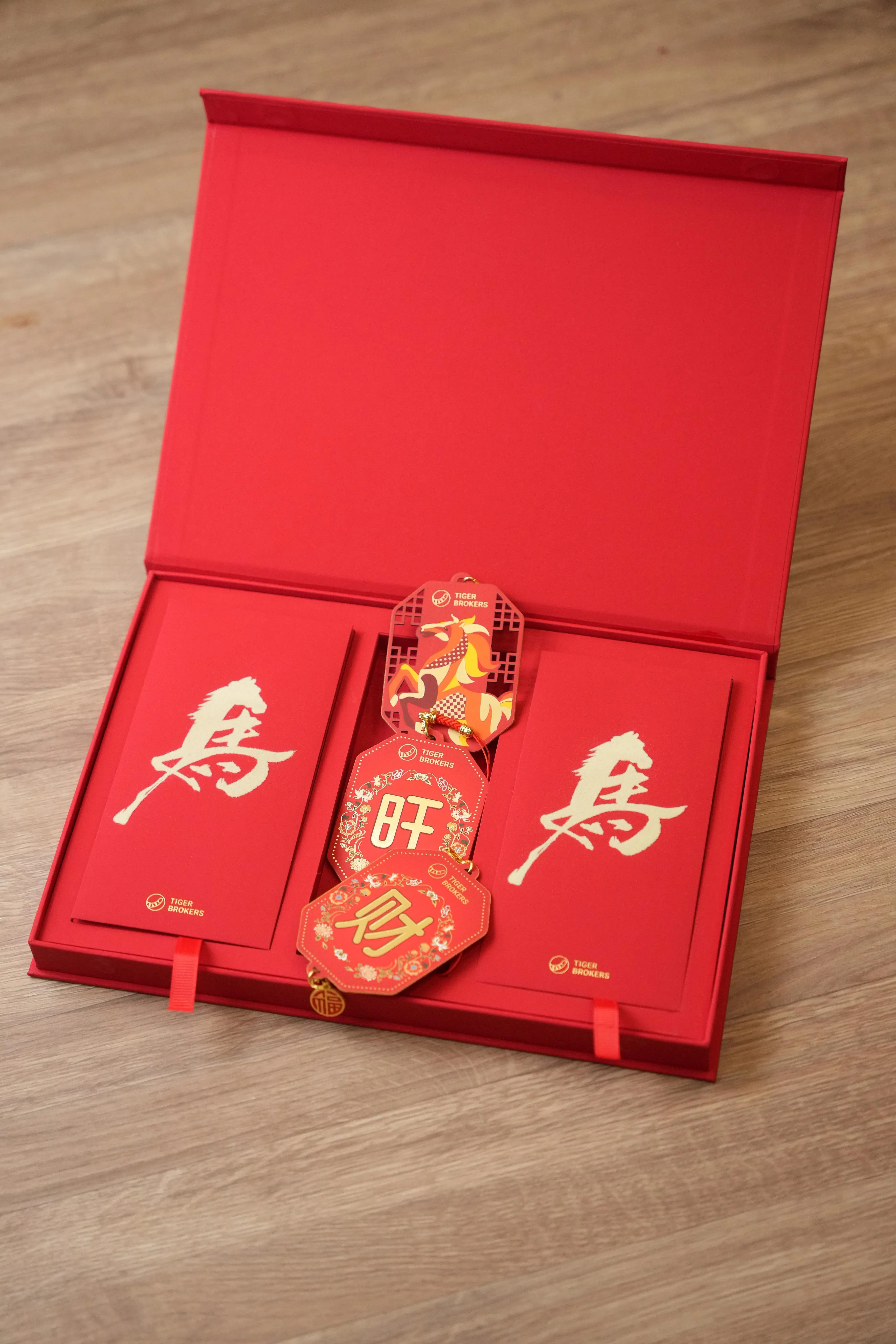 老虎证券新加坡推出豪华红包盒，内有六个新年挂饰。（谢智扬摄）