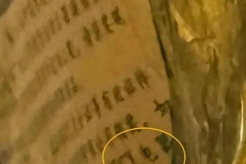 中国国家一级文物永乐款菩萨像上现TCL广告字样