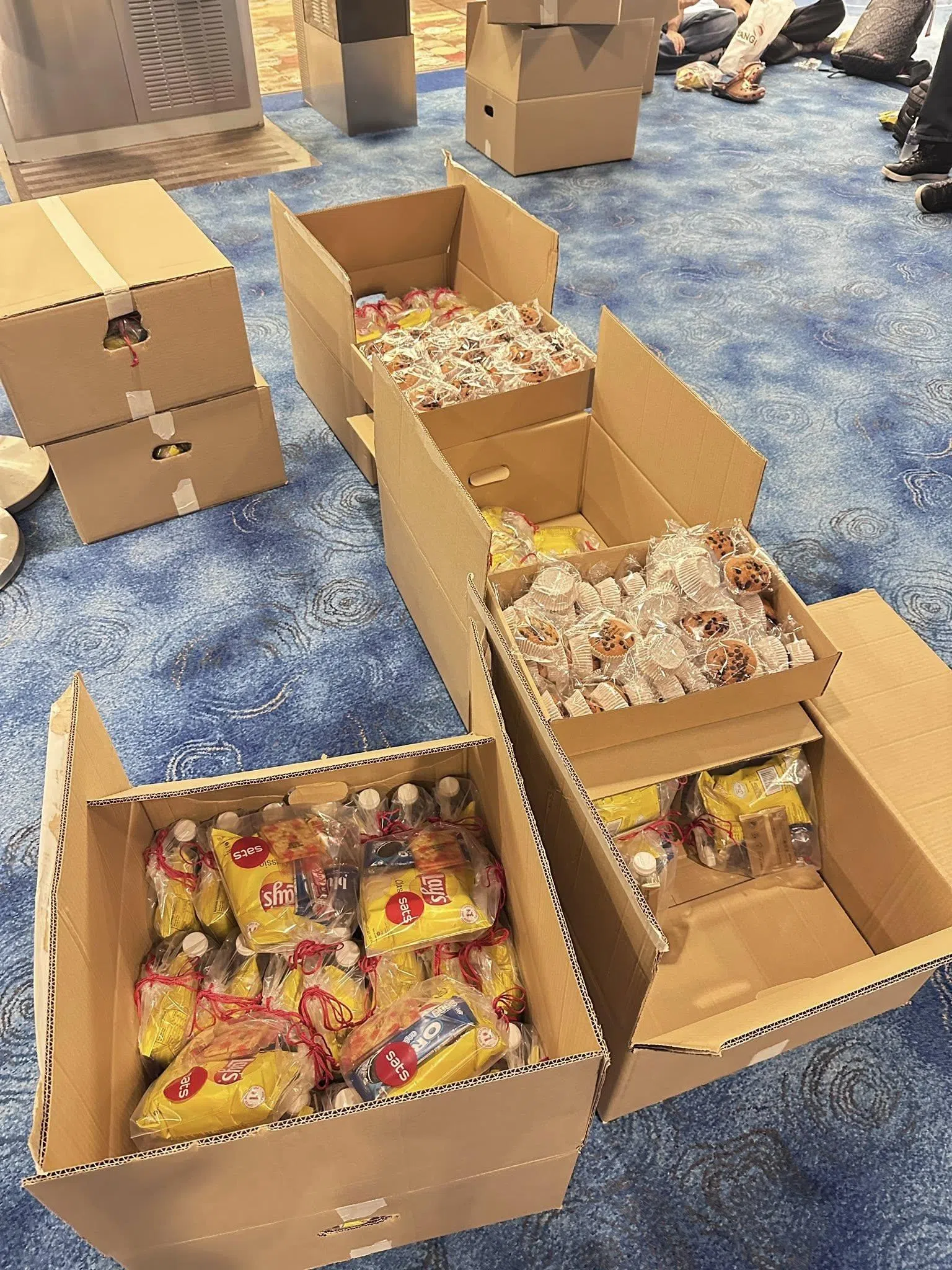 多哈机场提供免费饮料食物给受影响的乘客。（受访者提供）