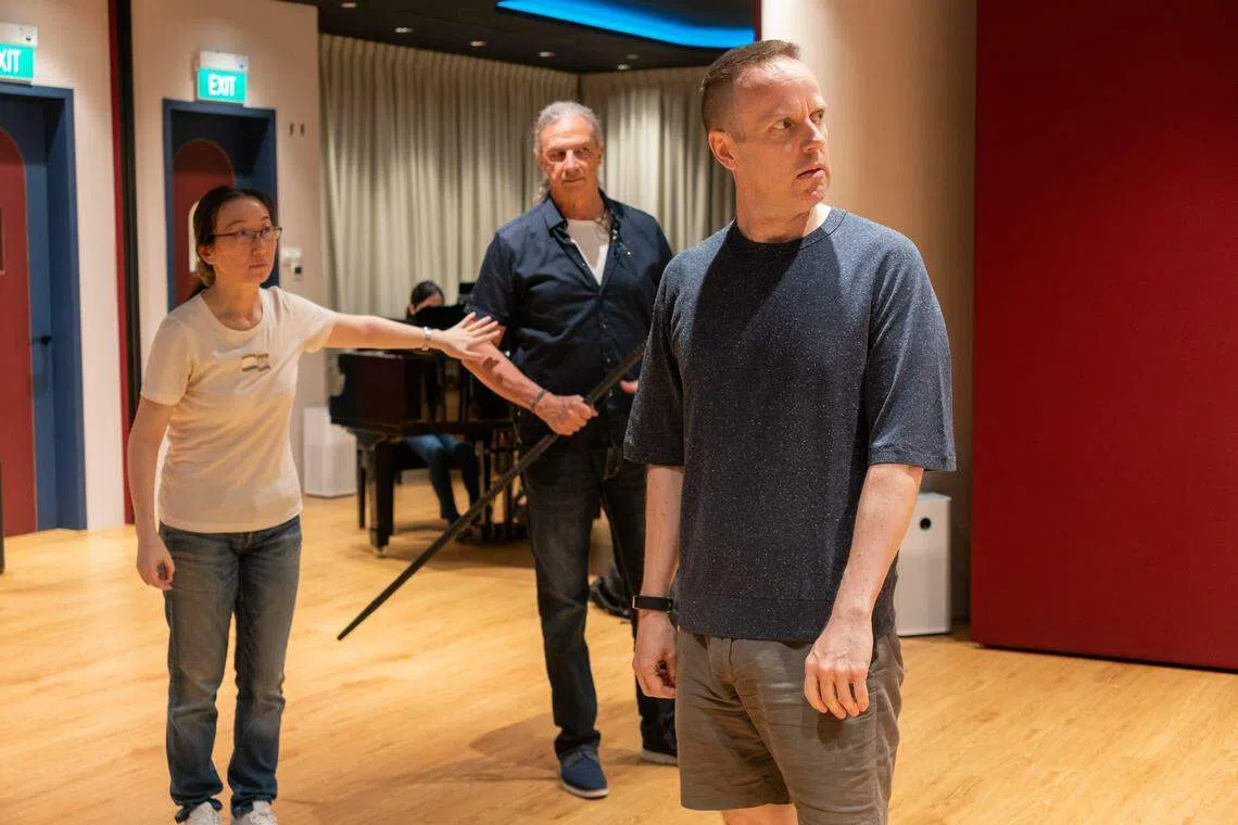 汤新新（左起）与担任男主角的美国著名男中低音歌唱家格林斯利（Greer Grimsley）和澳大利亚男高音杜怀尔（ Adrian Dwyer）在排戏。