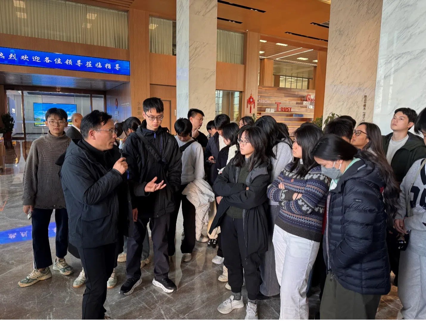 师生们在合肥与当地企业家交流。（华侨中学提供）