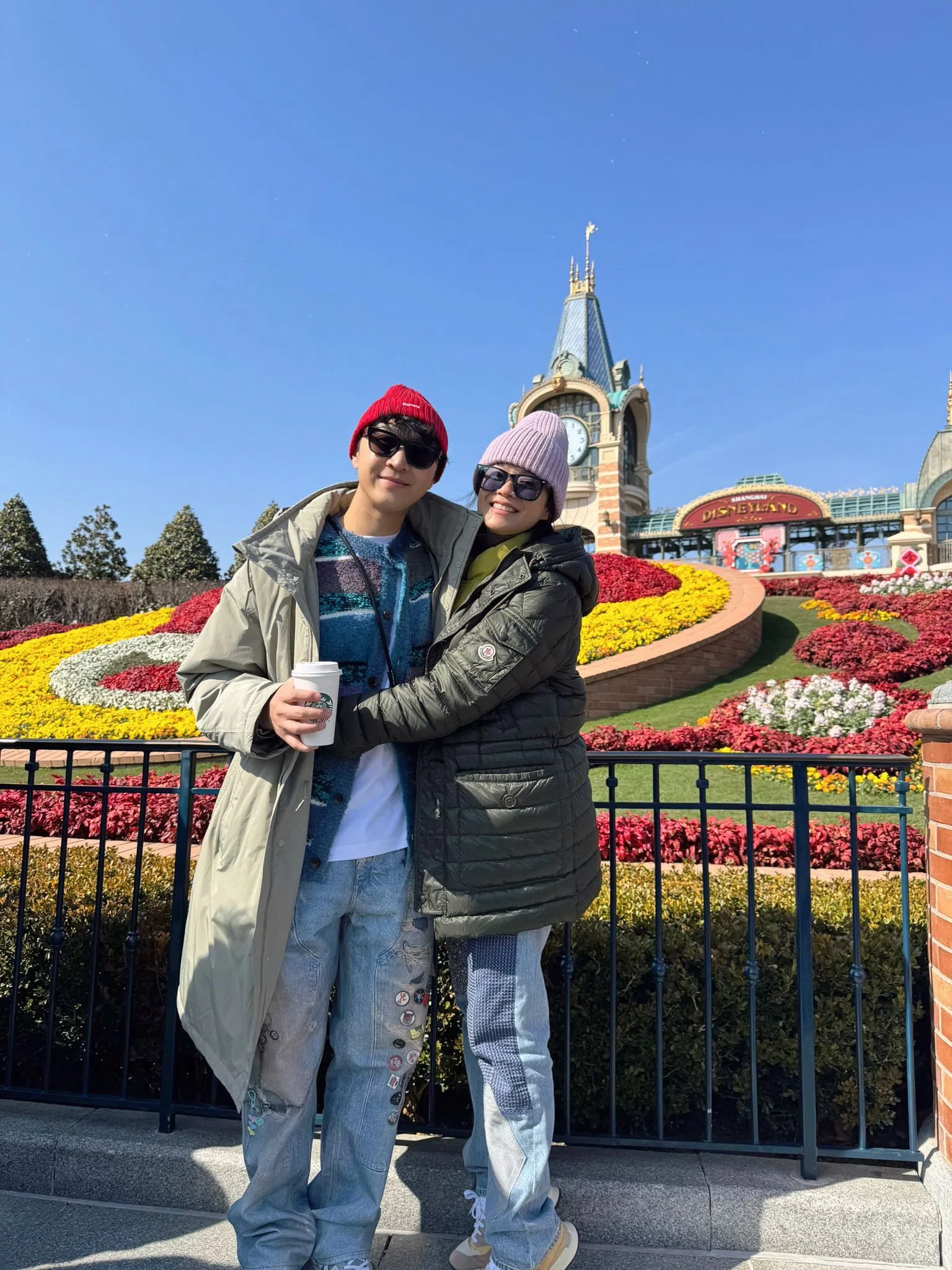 徐鸣杰带老婆陈凤玲到上海迪士尼乐园游玩。（受访者提供）