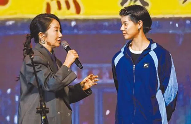 陶晶莹（左）与女儿荳荳同台互动逗趣。（互联网）