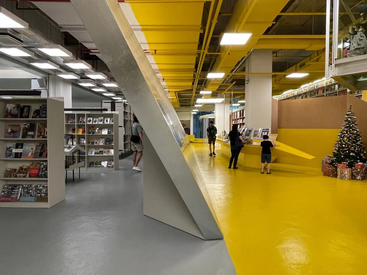 由两家设计事务所打造的Lalaport BookXcess，一家店有两种截然不同的风格。（林方伟摄）