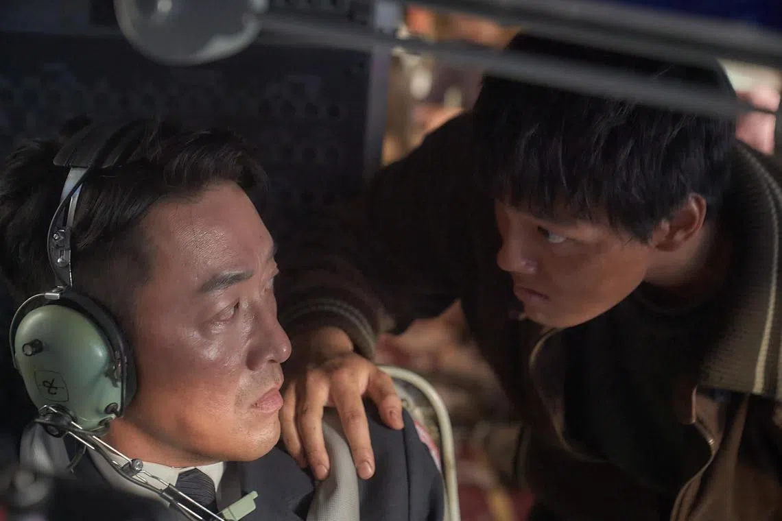 吕珍九（右）在片中与河正宇有不少搏斗场面。（Sony Pictures Singapore）