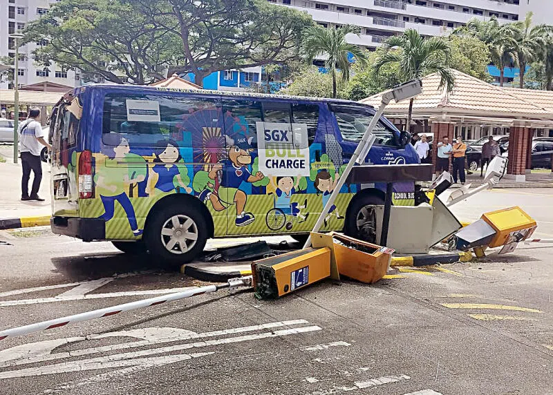 肇祸司机将停车场的闸门撞毁。（读者提供）