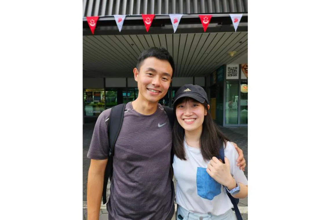 “我和女朋友刚好来到体育城，看到有早报演唱会就想站在场边看一下。我小时候跟着母亲听歌，所以认识齐豫等歌手，她唱的《橄榄树》很有名，这些是不老的经典歌曲。”——薛泉（28岁，公务员）
“我认识齐豫是因为看了中国的歌唱节目《我是歌手》。在节目上看到其他比较年轻的歌手都对她很尊敬，知道她是有辈分且受人敬重的歌手。”——孙昉达（28岁，公务员）