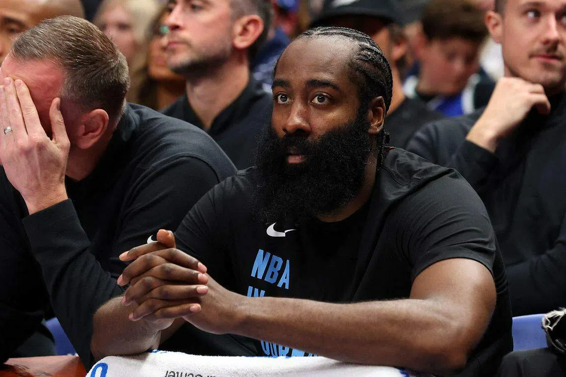 未能给快艇带来一场胜利的哈登（中）坐在替补席上，神情呆滞。（法新社）