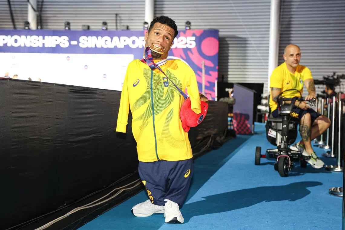 去年在巴黎残奥会因灿烂笑容和活泼个性爆红的巴西无臂泳将阿劳若，在男子S2级200米自由泳打破赛会纪录，拿下个人本届第二金。（关俊威摄）