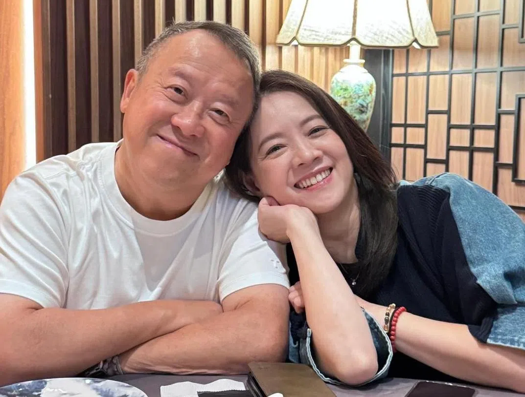 曾宝仪和父亲曾志伟（左）感情要好。（取自艺人IG）