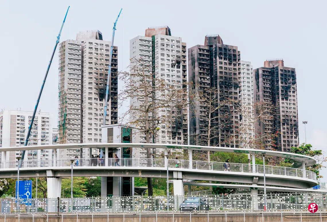 香港特首李家超同意大埔宏福苑大火调查报告延迟至10月底前完成。大埔宏福苑去年11月发生五级大火，造成168人遇难。港府去年底设独立调查委员会，要求在九个月内提交调查报告。图为拆除了外墙棚架后的大埔宏福苑。 （香中通社）