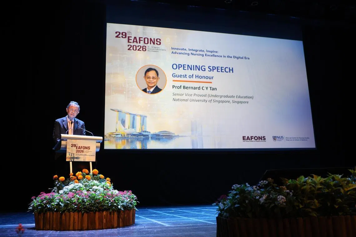 国大高级副教务长（本科生教育）陈清贤教授，在星期五（2月27日）召开的东亚护理学者论坛上，宣布推出本地首个护理学士学位和生物医学信息学硕士学位全职并修课程。（特约李姿仪摄）