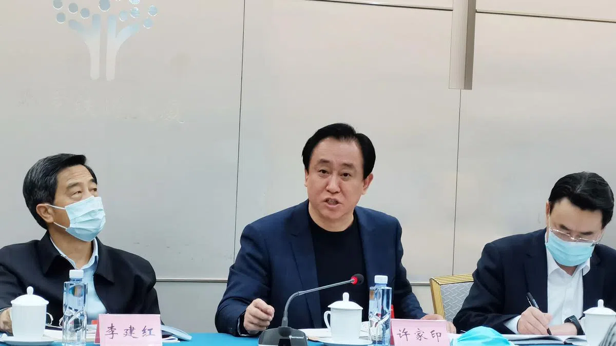 2021年3月7日，许家印在参加全国两会小组讨论时发言。（新华社）