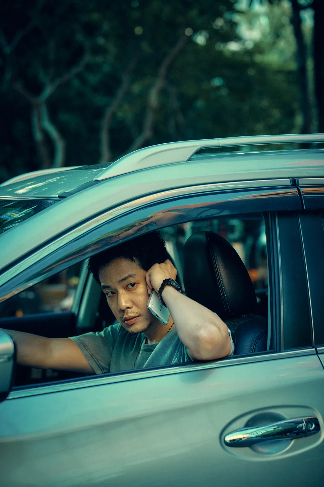 薛仕凌在《女记者》饰演狗仔摄影，和林予晞携手追查独家新闻。（镜文学提供）