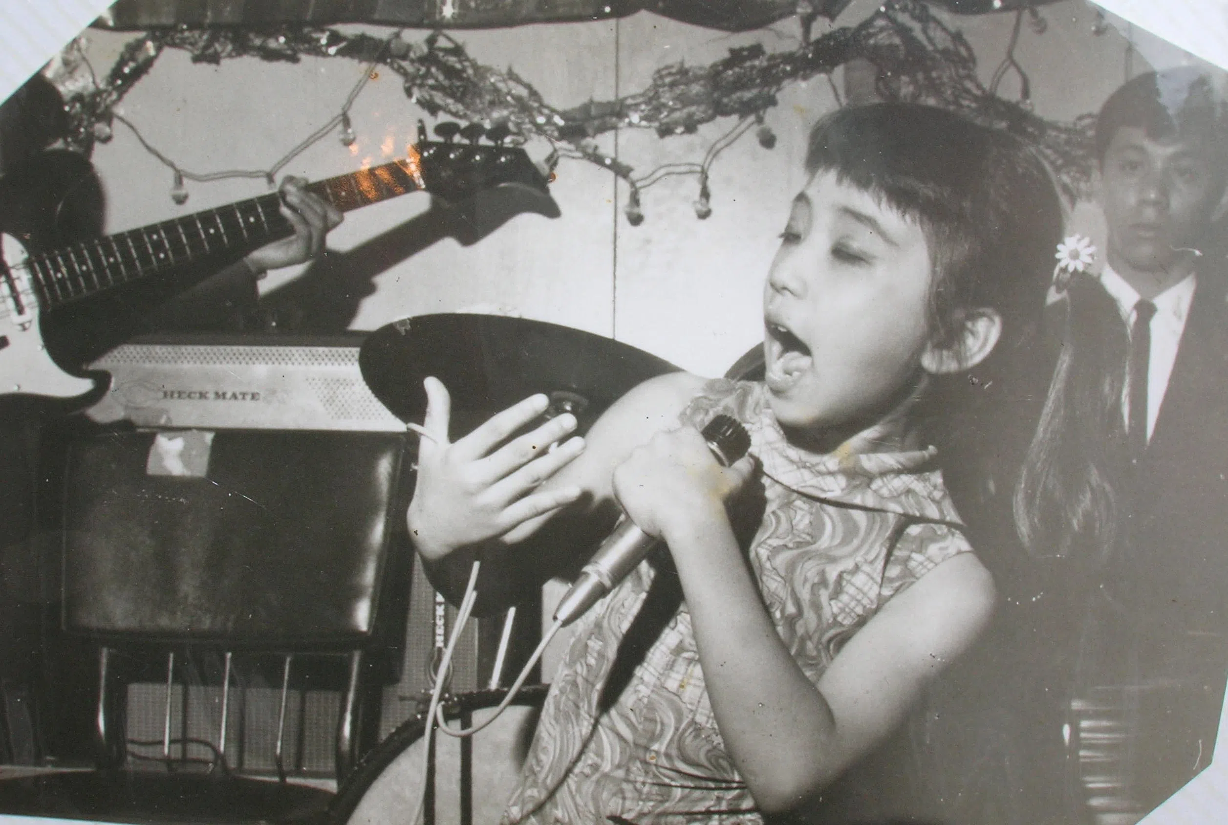 歌台艺人刘玲玲7岁到酒吧演唱。（档案照）