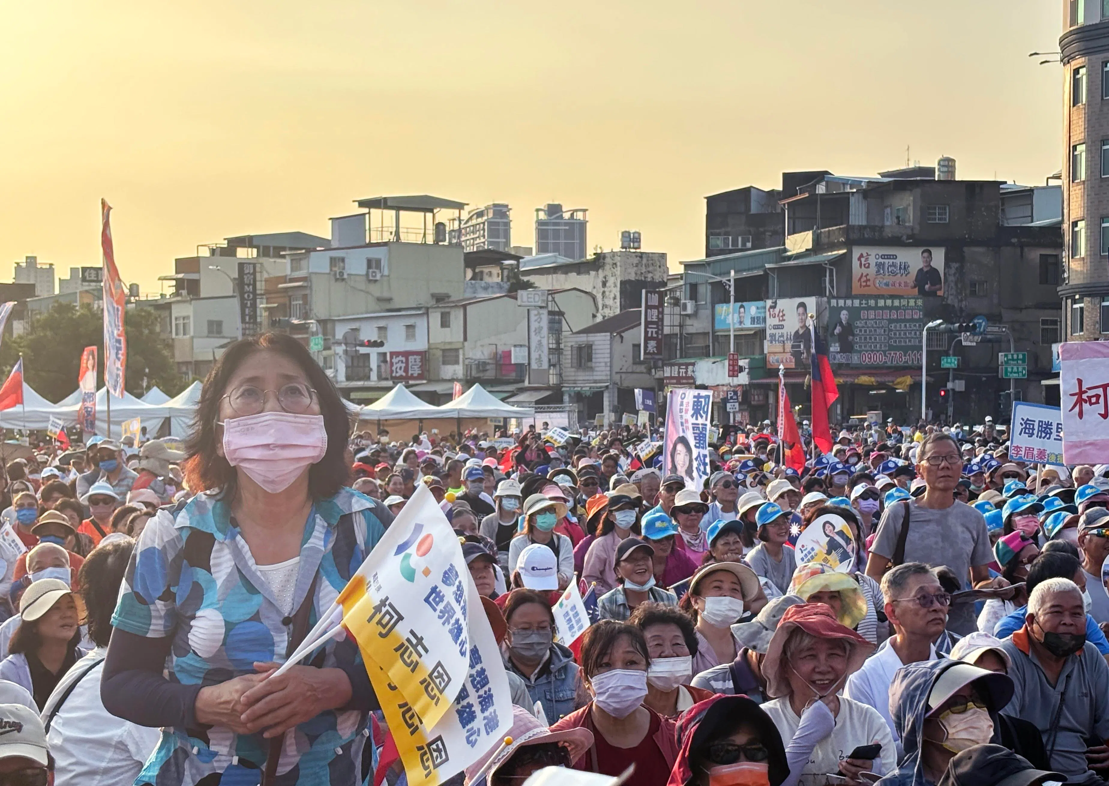 国民党高雄市长参选人柯志恩星期六（9月19日）下午在凤山举行首场大型造势，为接下来的“三山造势”揭开序幕。烈日下，现场支持者专注聆听台上的演讲。（吕爱丽摄）