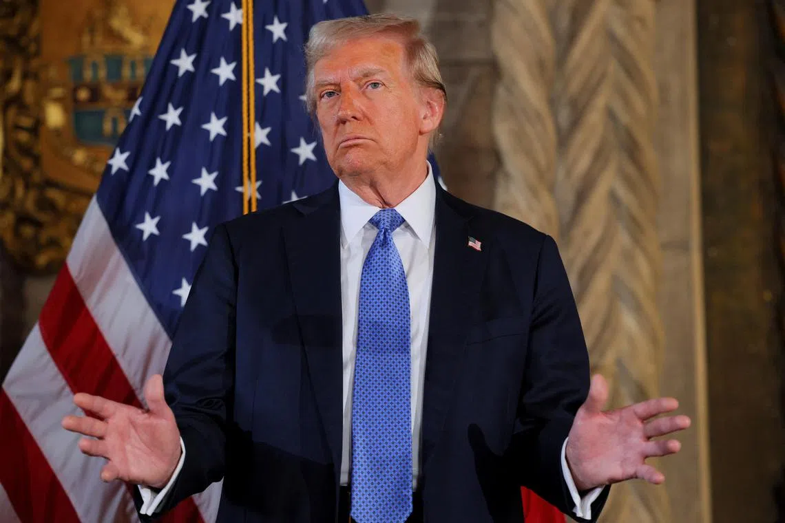 特朗普星期一（12月16日）在湖海庄园召开胜选以来的首个记者会，就一系列课题发表评论，还说要整顿新闻界，不改夸夸其谈、自吹自擂的作风。（路透社）