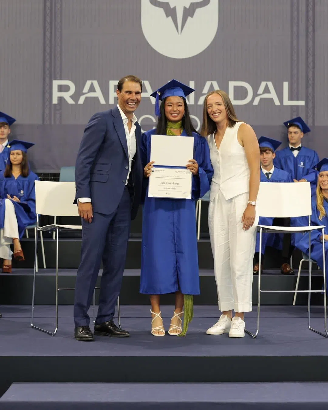 亚历山德拉在纳达尔网球学院的毕业典礼上和纳达尔（左）及伊加（右）合照。（取自亚历山德拉Instagram）