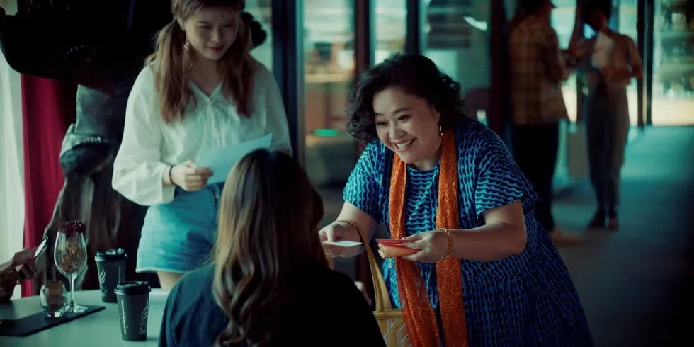 锺欣凌（右）为捧红旗下新人卑躬屈膝，努力讨好人。（互联网）