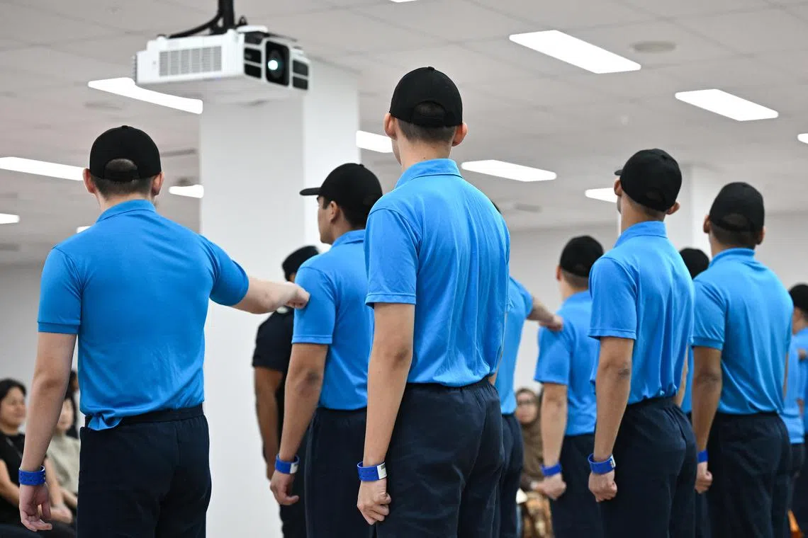 在改造所中的步操训练和展演，象征着自律、协作及改过自新的决心。“飞”说，这是向父母保证不会再犯错的承诺。（海峡时报）