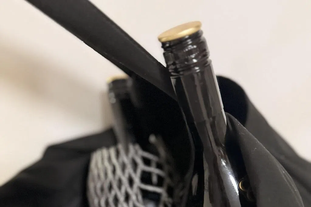 货仓助理带空背包上班 60次偷烈酒转售当赌本