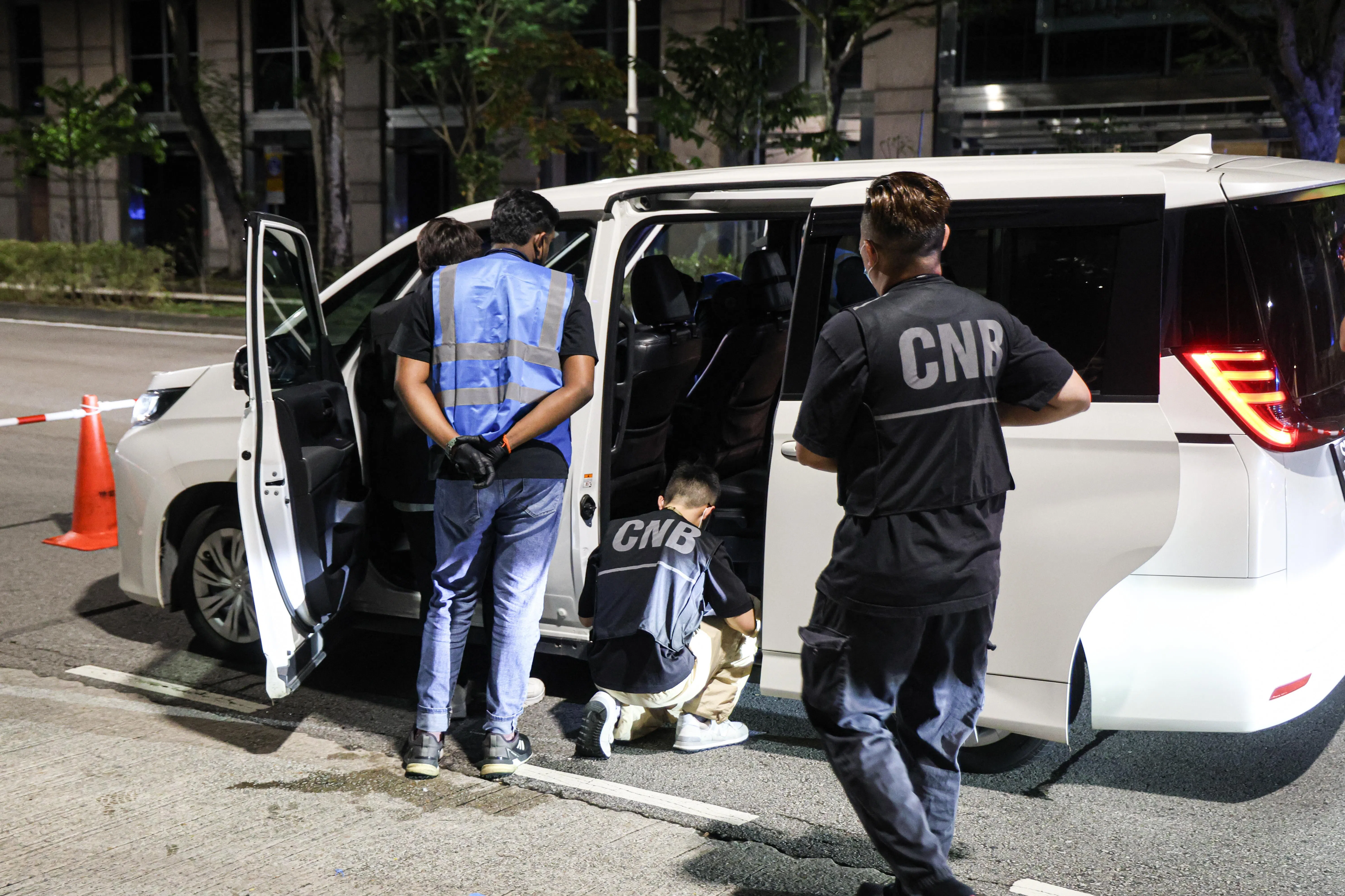 执法人员上星期天（12月21日）在克里门梭道展开行动，凌晨2时52分拦下一辆用作私召车的白色丰田七人座多用途汽车，并在车内发现两个属于男驾驶的电子烟。（关俊威摄）