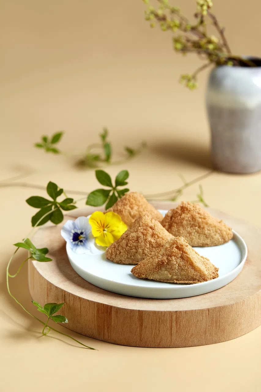 普宁豆腐将潮汕地区的手工豆腐炸至外脆内嫩，吃时搭配由韭菜花、盐、芝麻油和白胡椒调制而成的蘸料，味道鲜美独特。（餐馆提供）