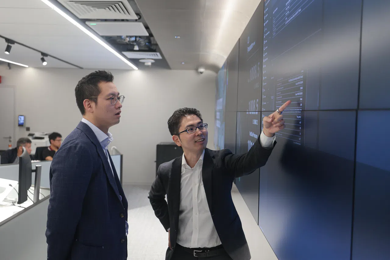The GEAR执行董事吴士能（左）和鹿岛建设科技研究所智能建筑高级研究员有坂壮平（右）与团队，可在控制中心实时评估大楼的超过8000个数据点。（李冠卫摄）