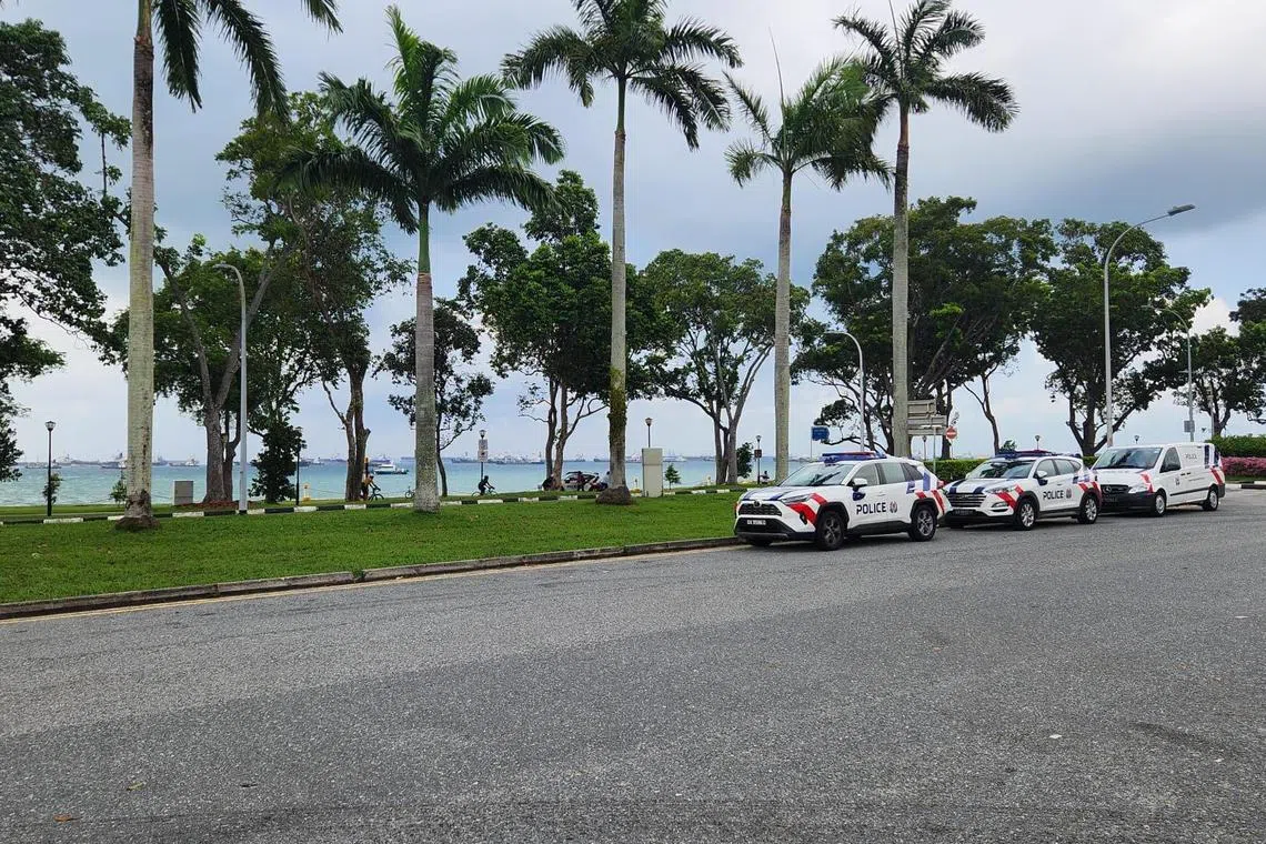 现场至少有三辆警车。（受访者提供）