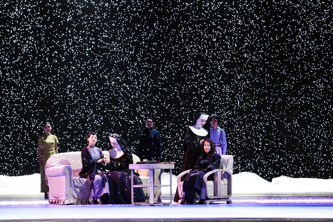 所有人物不管是活着的、死去的，都出现在雪景里，被白雪洗去身上的罪。（AlvieAlive摄／由滨海艺术中心提供）